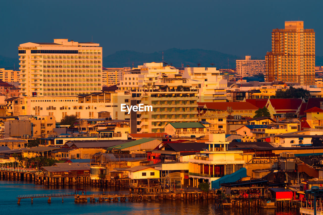 AERIAL VIEW OF BUILDINGS IN CITY