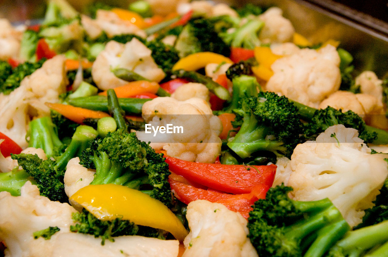 CLOSE-UP OF SALAD AND VEGETABLES