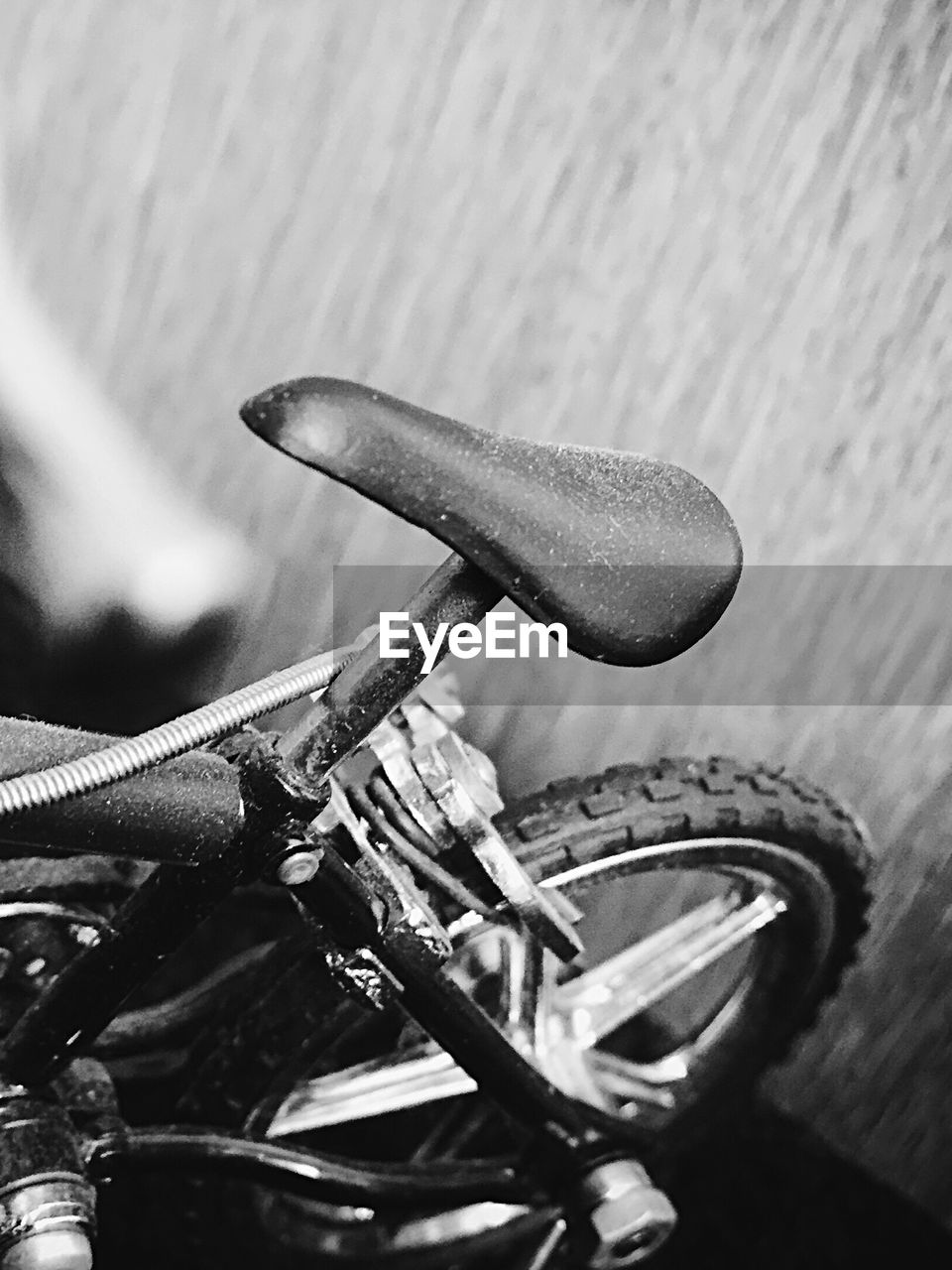 CROPPED IMAGE OF BICYCLE