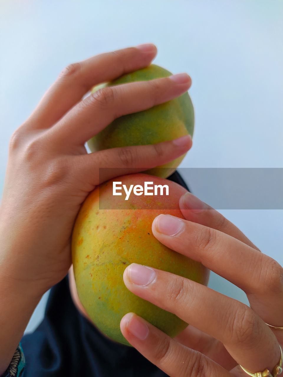 MIDSECTION OF WOMAN HOLDING APPLE