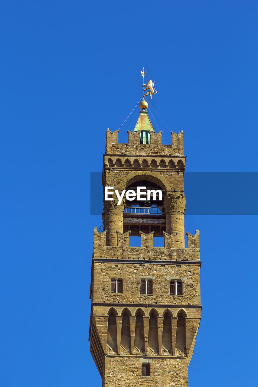 LOW ANGLE VIEW OF CLOCK TOWER AGAINST CLEAR BLUE SKY