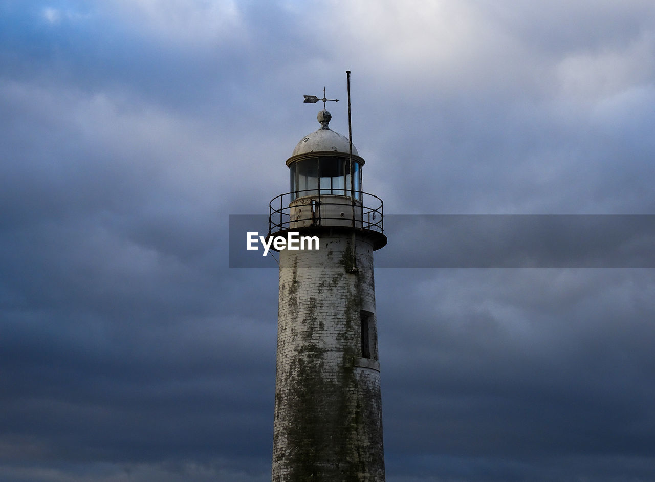 LOW ANGLE VIEW OF LIGHTHOUSE AGAINST SKY AND BUILDING