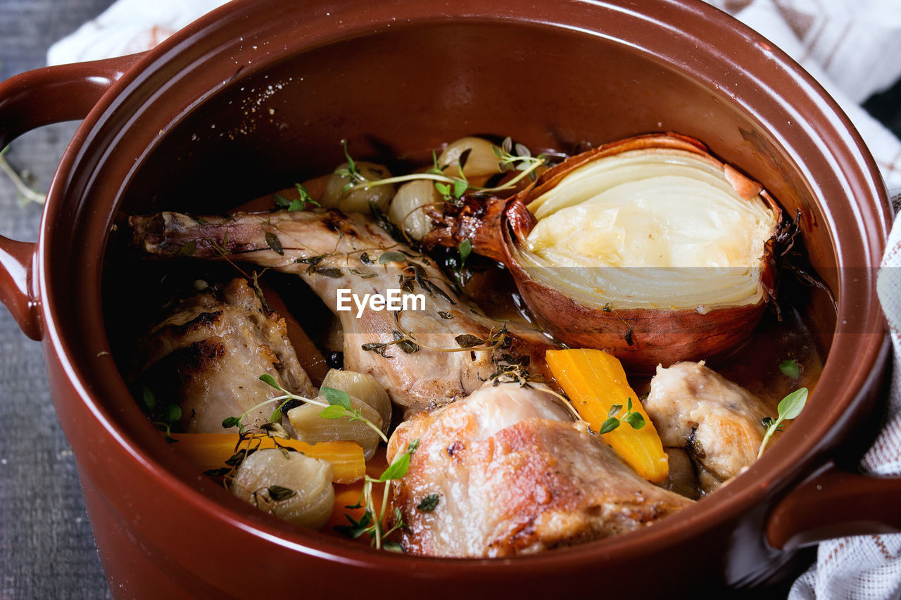 HIGH ANGLE VIEW OF SOUP IN BOWL ON TABLE