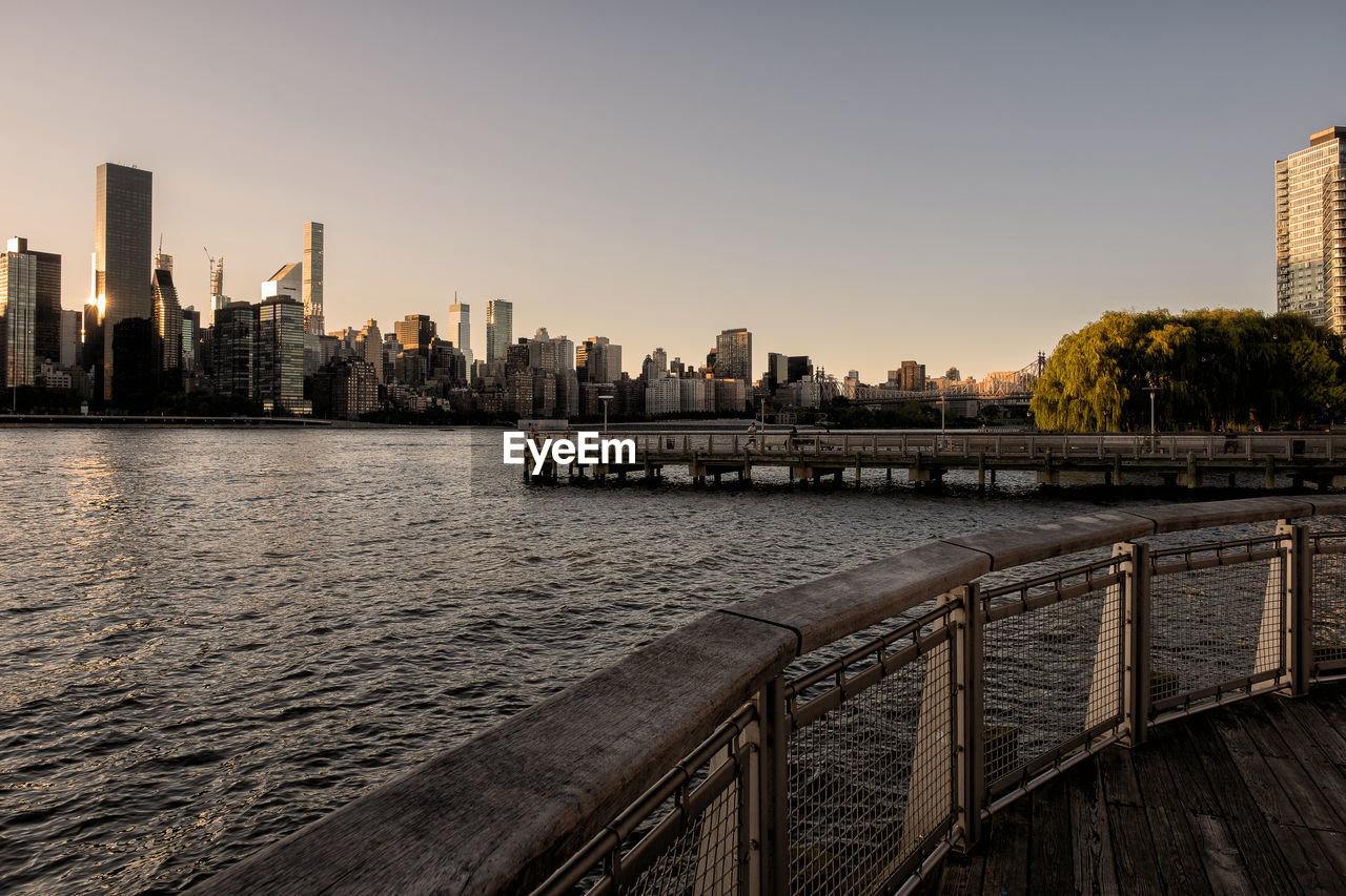 RIVER BY BUILDINGS AGAINST SKY IN CITY