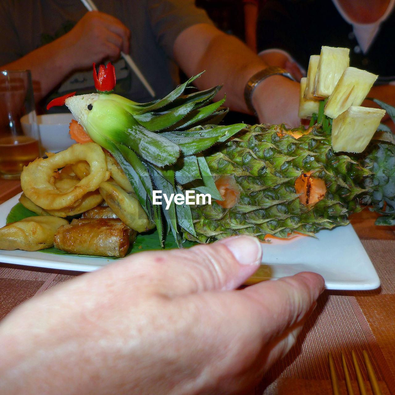 CROPPED IMAGE OF HAND HOLDING FOOD