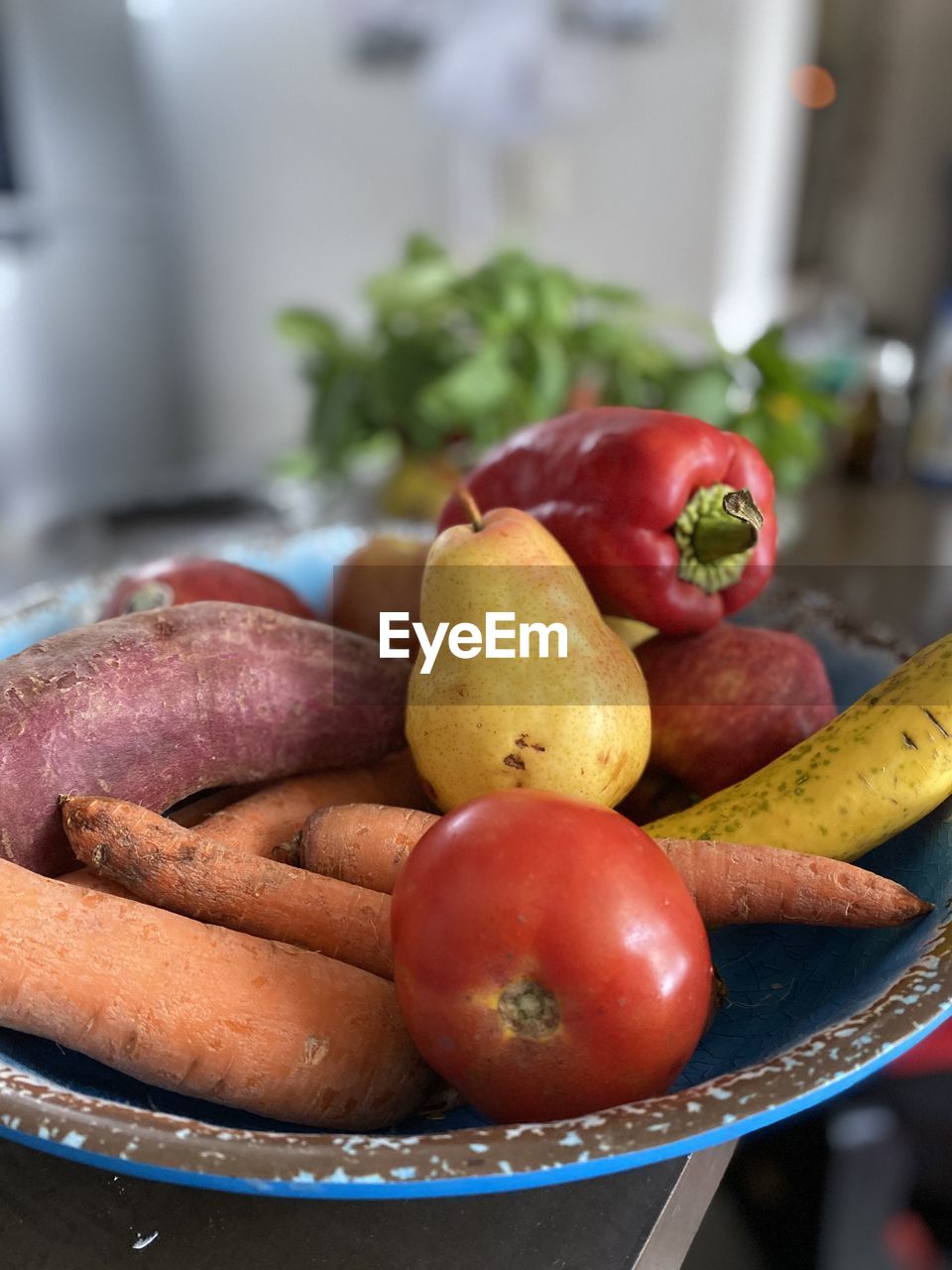 Close-up of frutos and vegetables in bowl