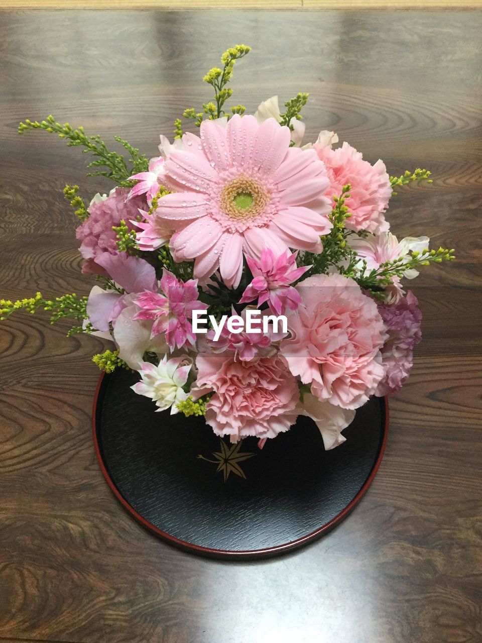 CLOSE-UP OF FLOWER BOUQUET ON TABLE