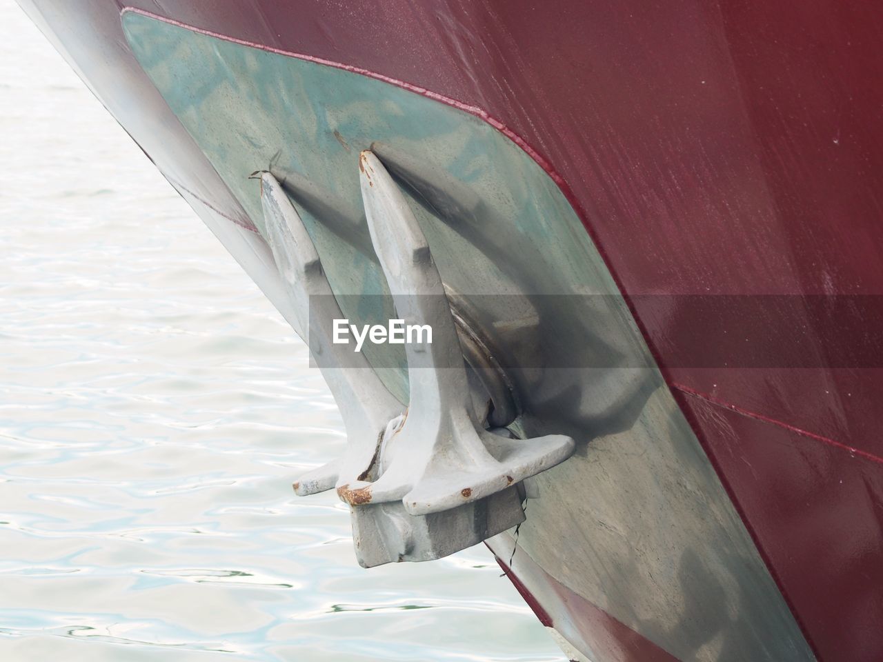 HIGH ANGLE VIEW OF BOAT ON SEA