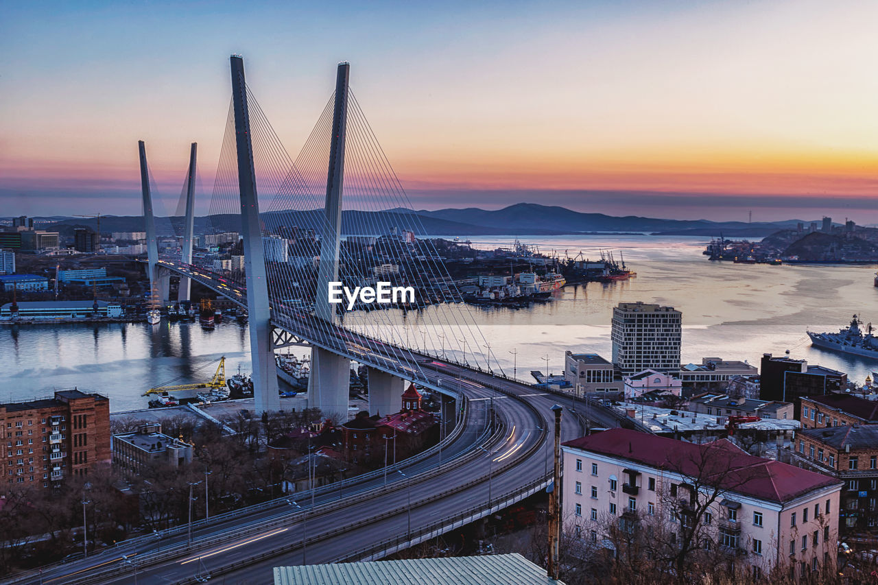 HIGH ANGLE VIEW OF BRIDGE OVER CITY