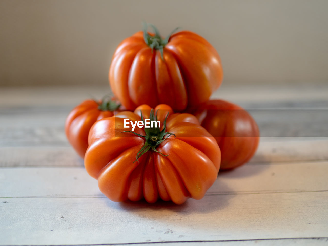 HIGH ANGLE VIEW OF ORANGE ON TABLE