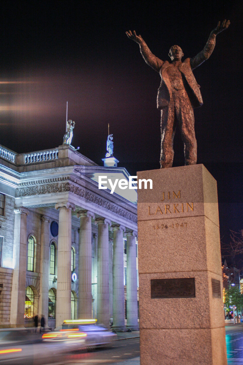 LOW ANGLE VIEW OF STATUE AGAINST SKY AT NIGHT