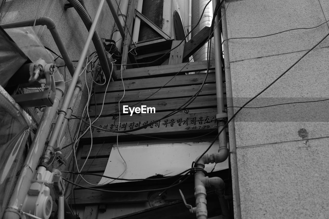 HIGH ANGLE VIEW OF MAN IN CITY