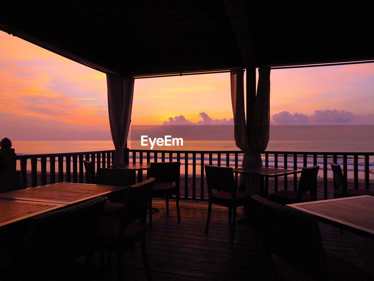 SCENIC VIEW OF SEA AGAINST SKY AT SUNSET