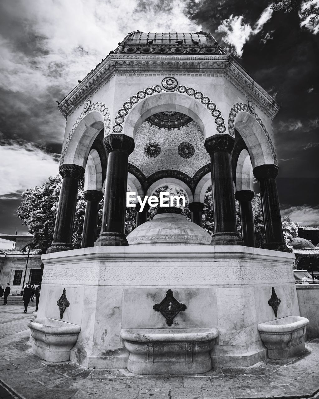 LOW ANGLE VIEW OF BUDDHA STATUE AGAINST BUILDING