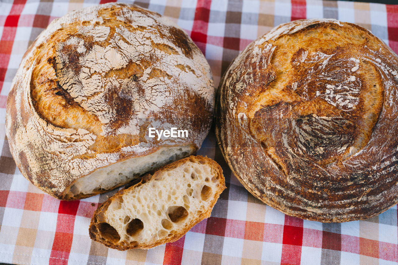 HIGH ANGLE VIEW OF BREAD IN PLATE ON TABLE