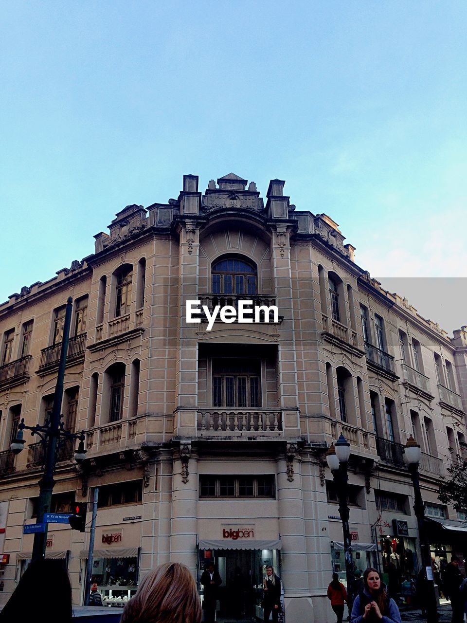 LOW ANGLE VIEW OF BUILDING AGAINST CLEAR SKY