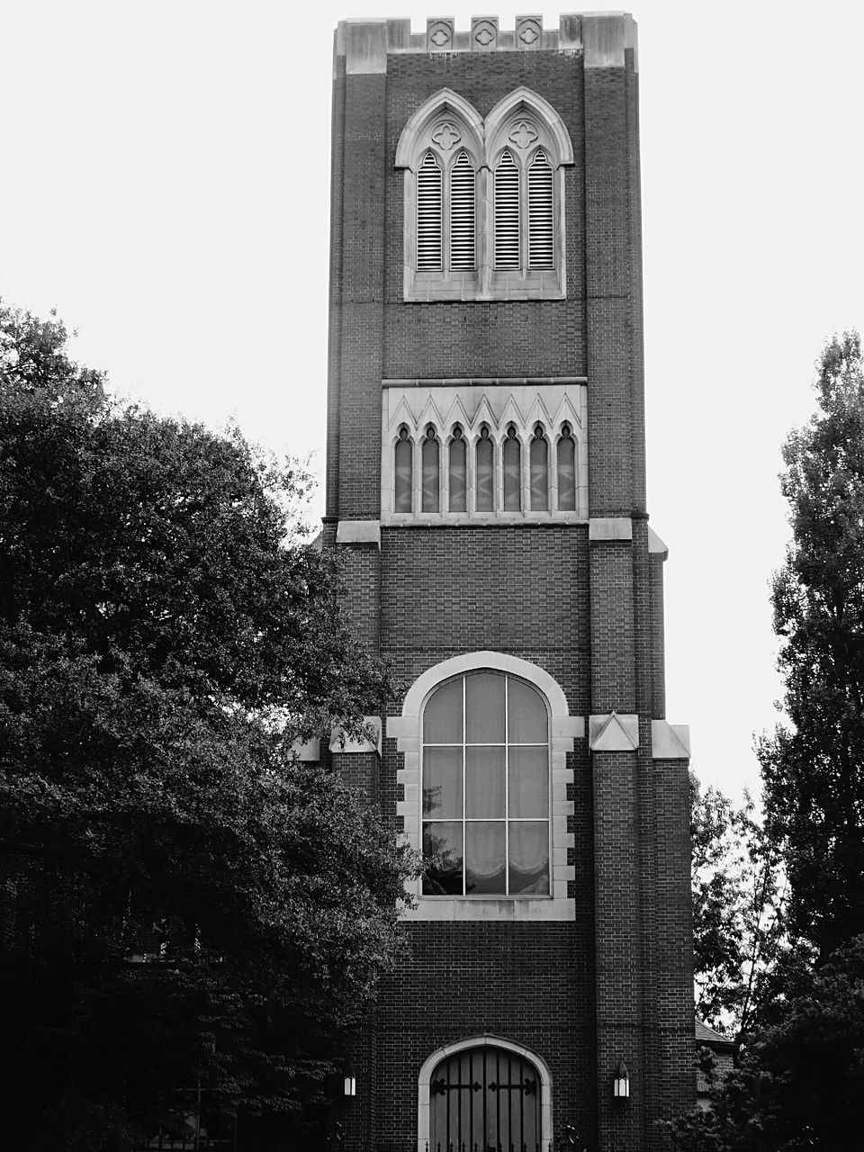 LOW ANGLE VIEW OF BUILT STRUCTURE AGAINST SKY