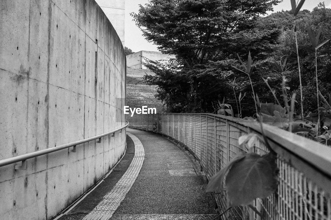 VIEW OF EMPTY FOOTPATH ALONG WALLS