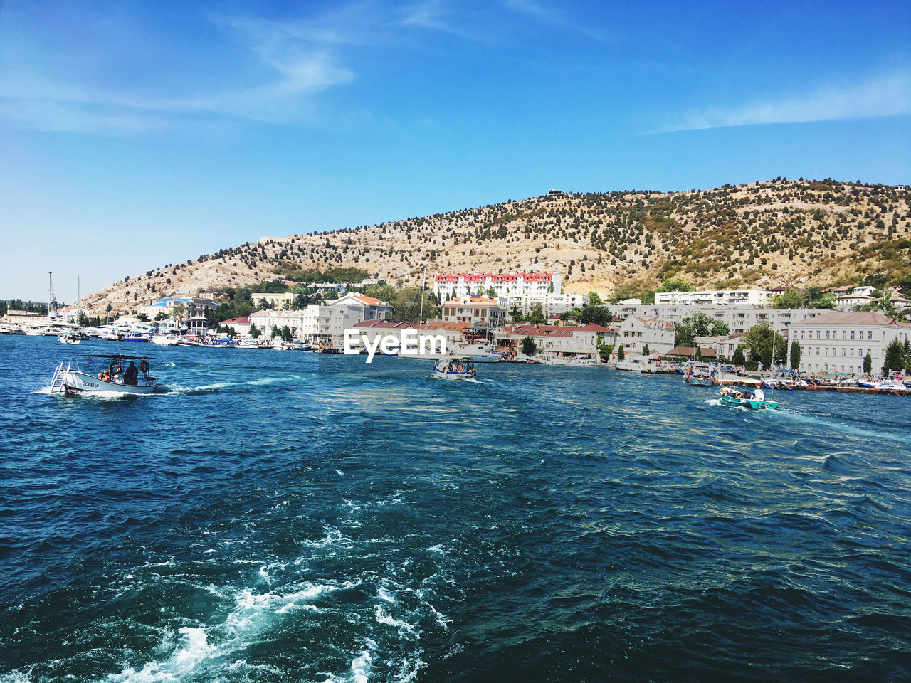 SCENIC VIEW OF SEA BY BUILDINGS AGAINST SKY