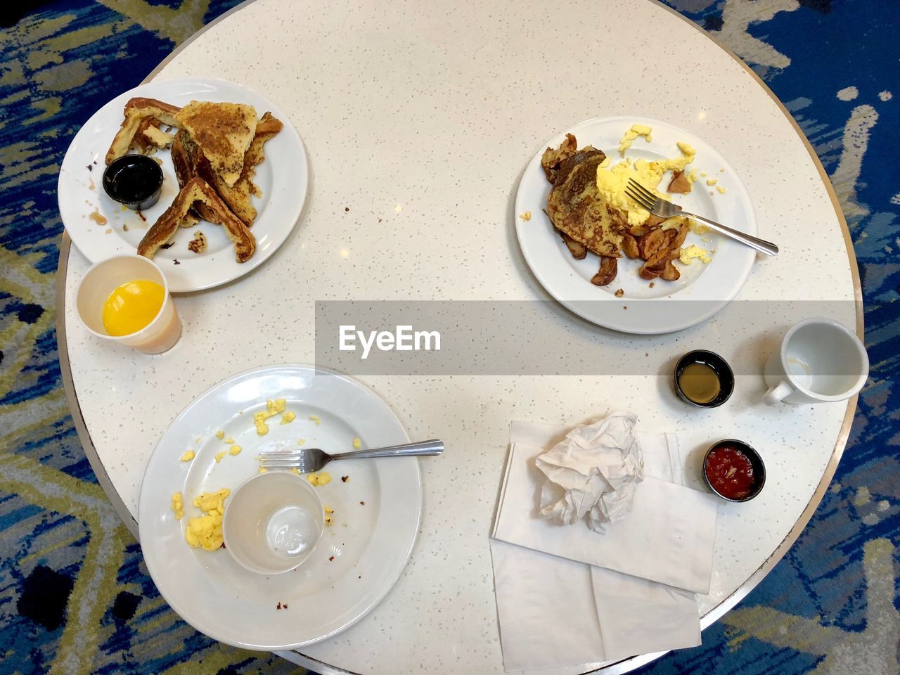 HIGH ANGLE VIEW OF BREAKFAST IN PLATE