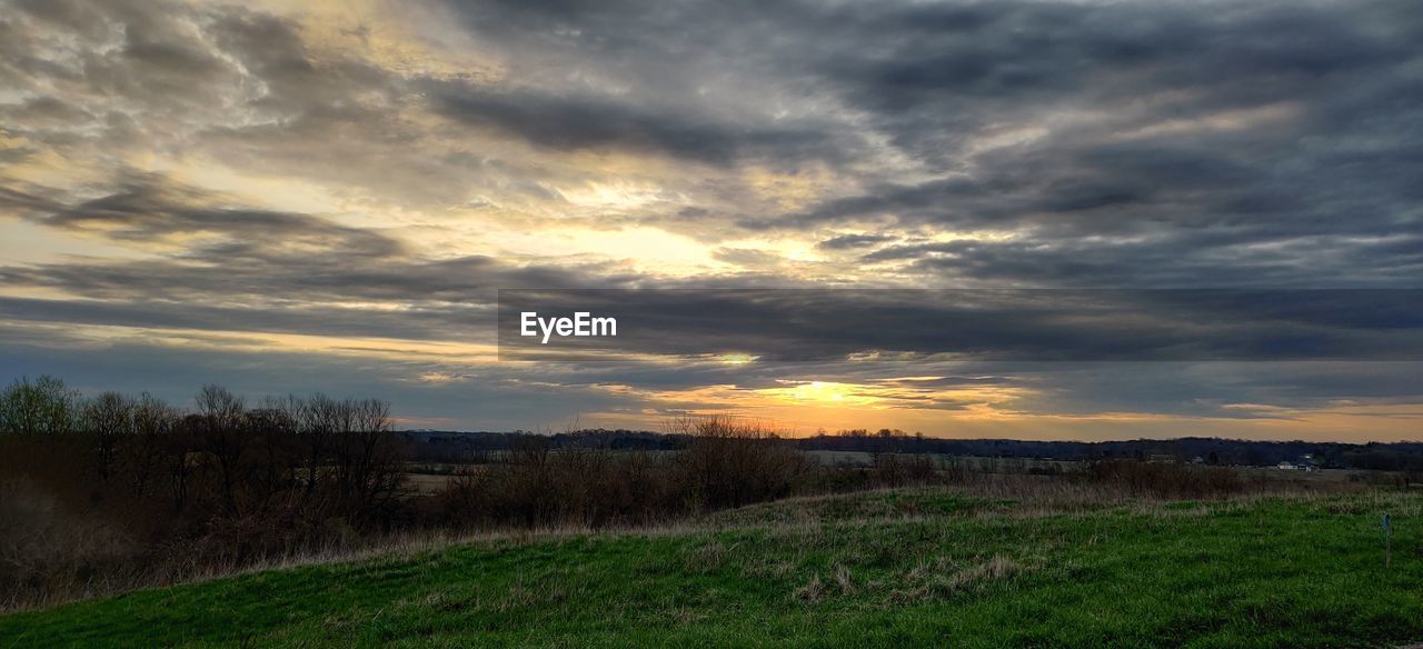 SCENIC VIEW OF FIELD AGAINST CLOUDY SKY