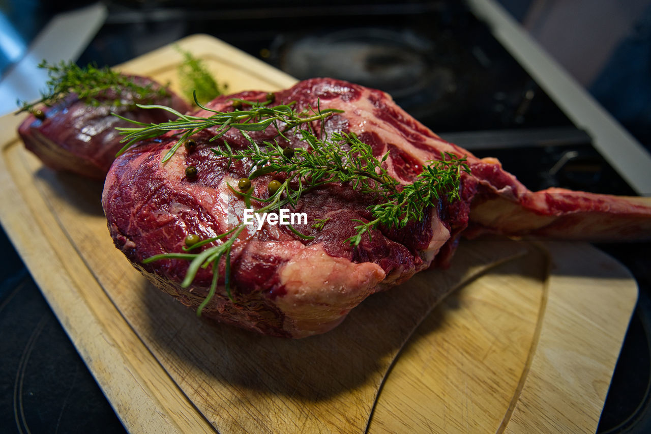 HIGH ANGLE VIEW OF FOOD ON TABLE