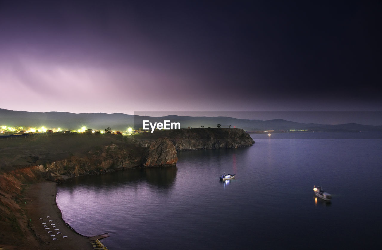 SCENIC VIEW OF SEA BY MOUNTAIN AGAINST SKY