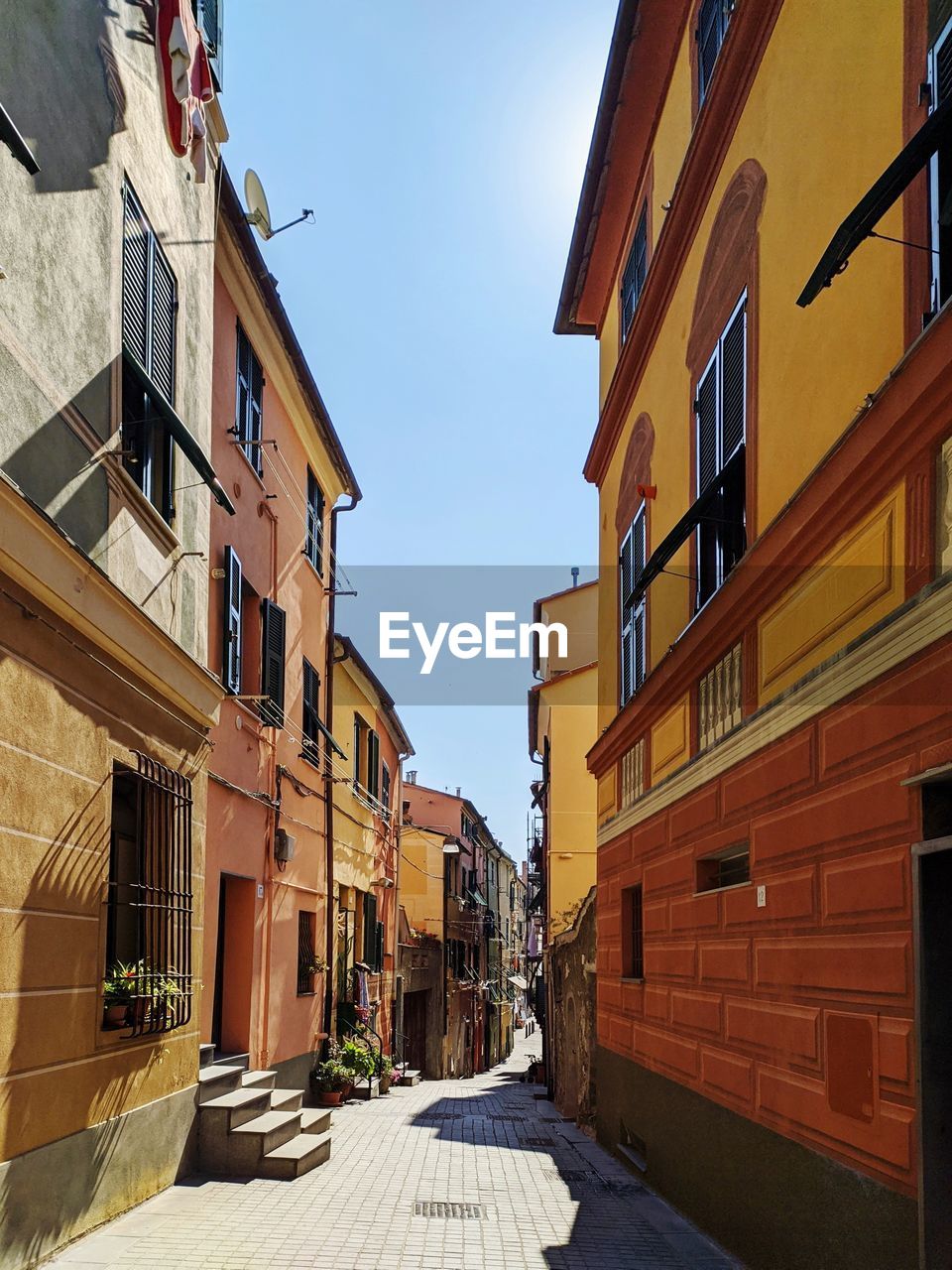 NARROW ALLEY AMIDST BUILDINGS IN TOWN