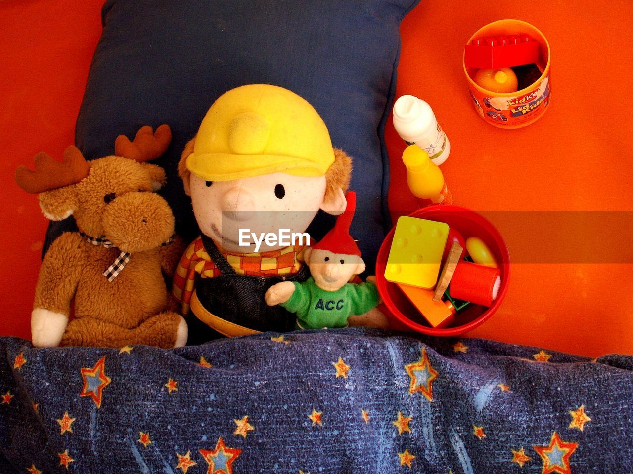 CLOSE-UP OF TOY TOYS ON HOME