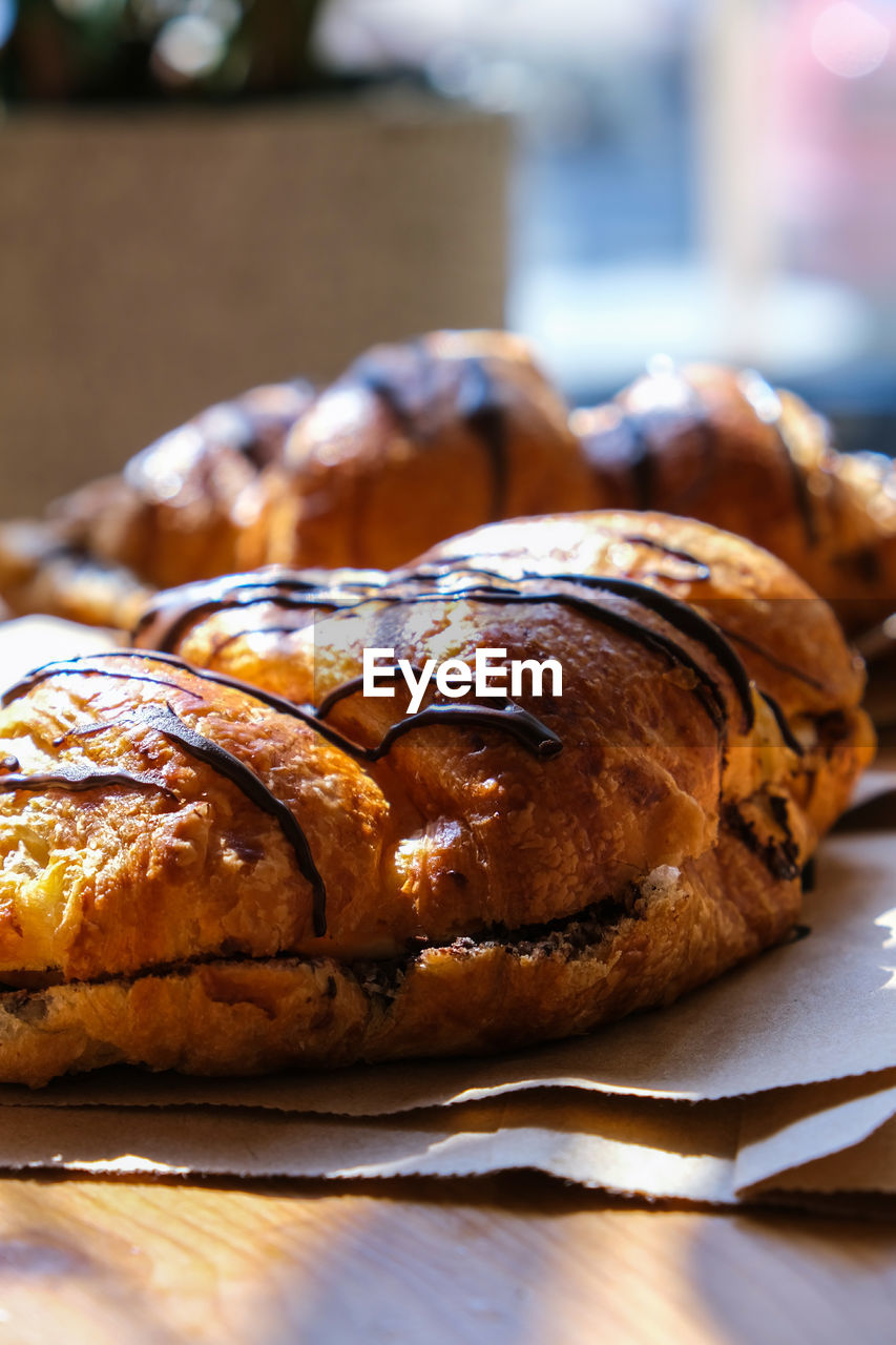 CLOSE-UP OF BREAD ON PLATE