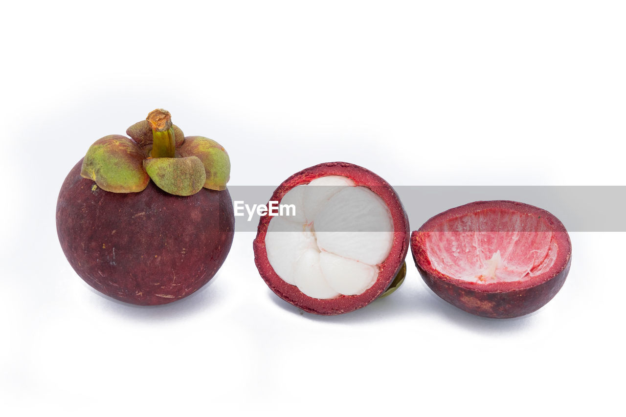 CLOSE-UP OF FRUITS IN PLATE