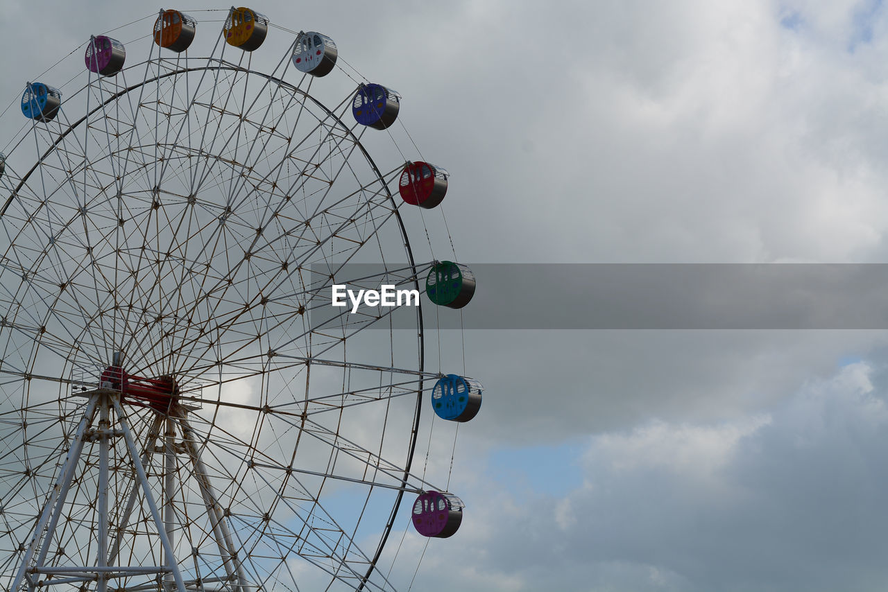 LOW ANGLE VIEW OF WHEEL AGAINST SKY