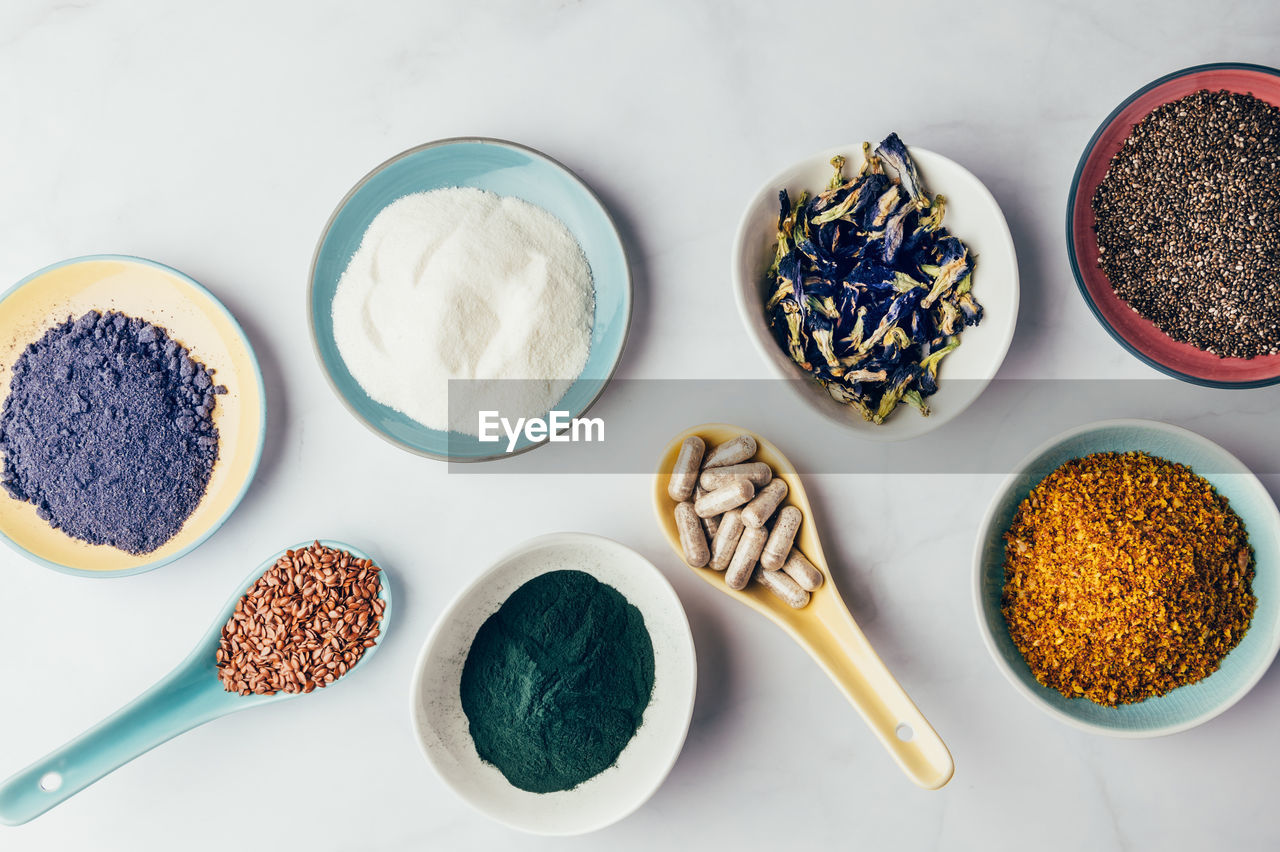 HIGH ANGLE VIEW OF VARIOUS VEGETABLES IN BOWL ON TABLE