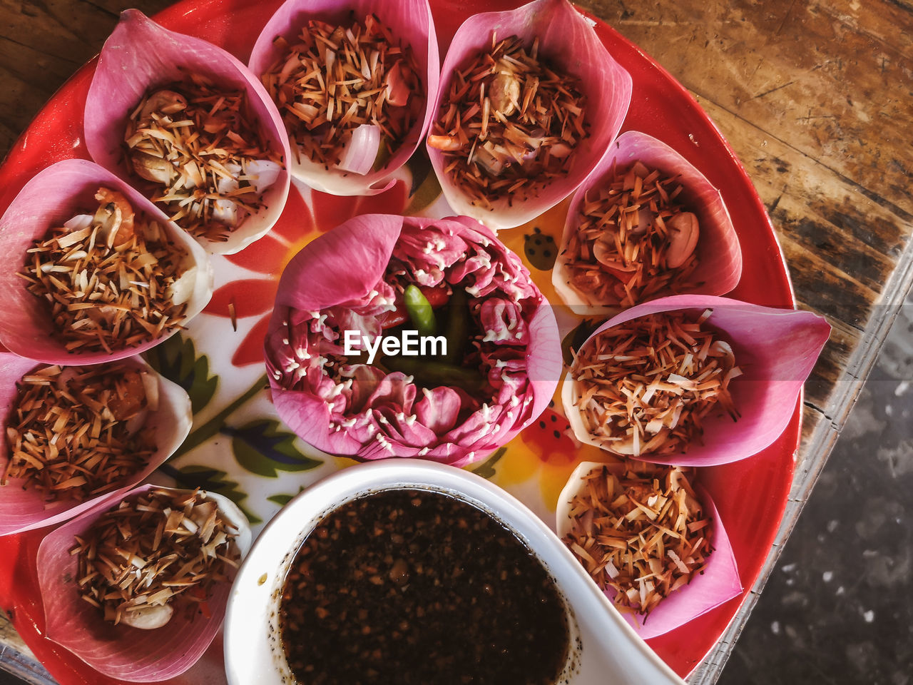 HIGH ANGLE VIEW OF DRIED FOOD IN PLATE