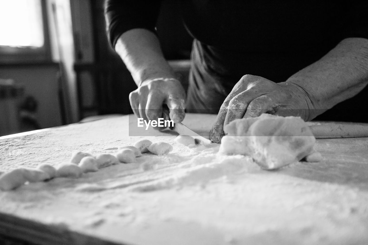 MIDSECTION OF MAN PREPARING FOOD