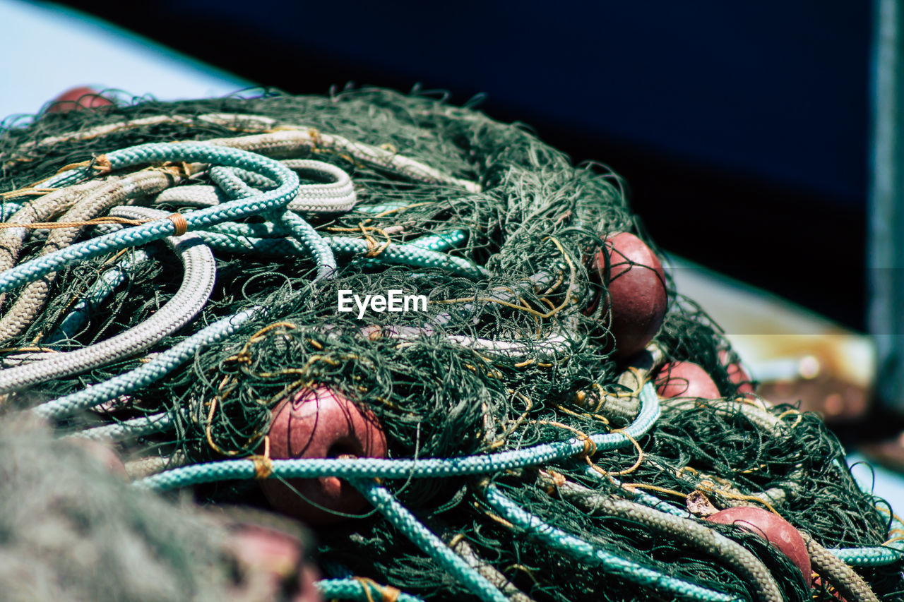 CLOSE-UP OF FISHING NET IN ROPE