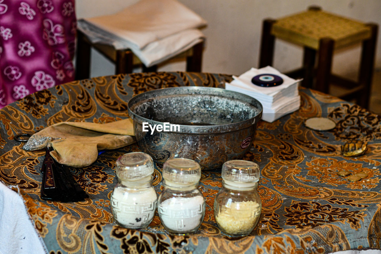 HIGH ANGLE VIEW OF VARIOUS COFFEE ON TABLE