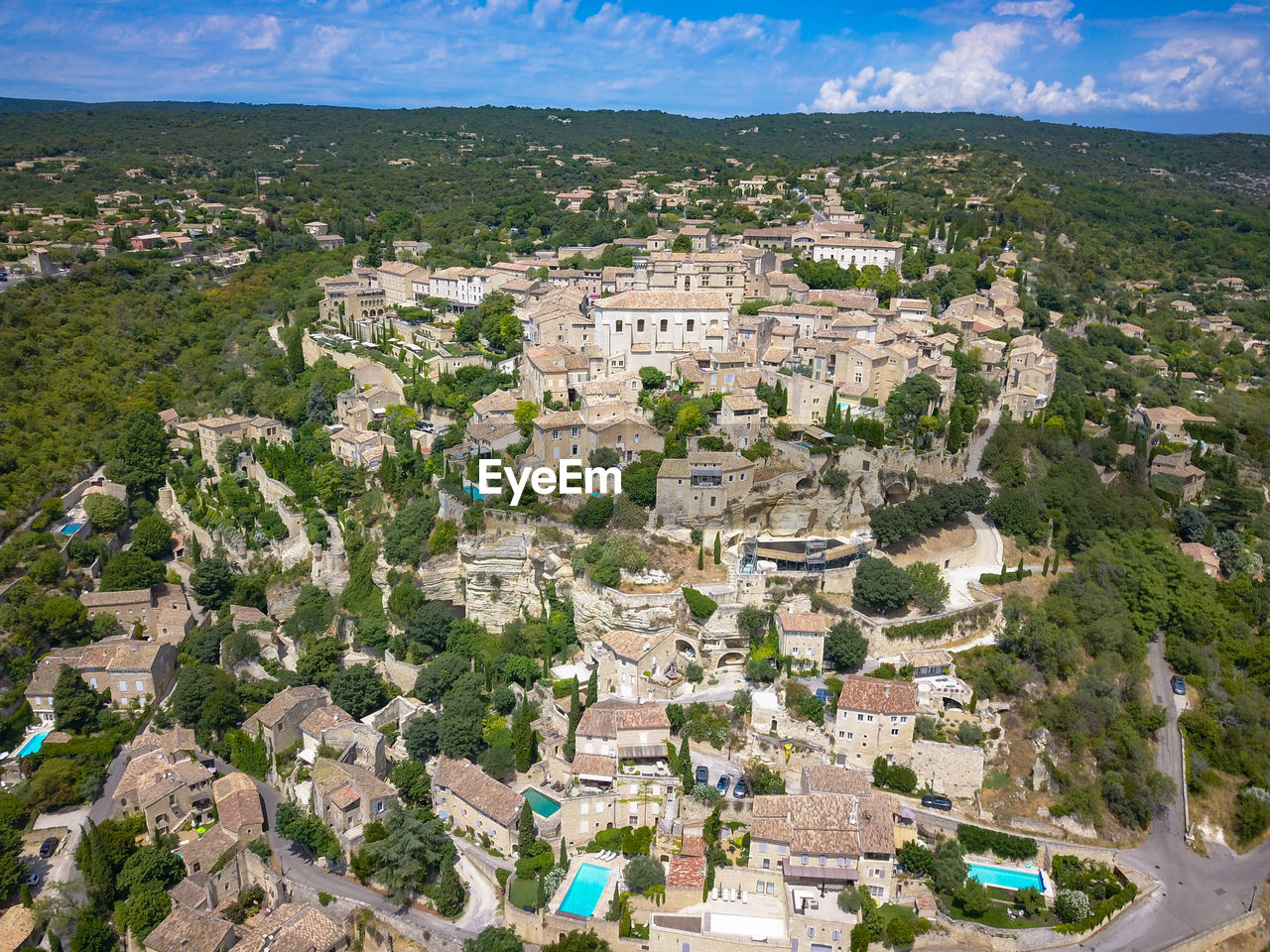 HIGH ANGLE VIEW OF BUILDINGS IN CITY AGAINST SKY