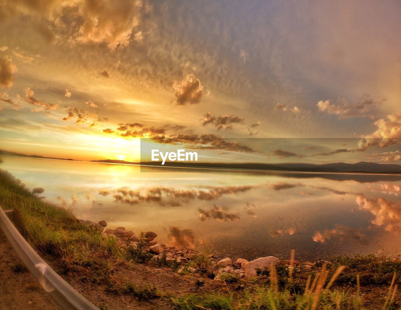 SCENIC VIEW OF SEA AGAINST SUNSET SKY