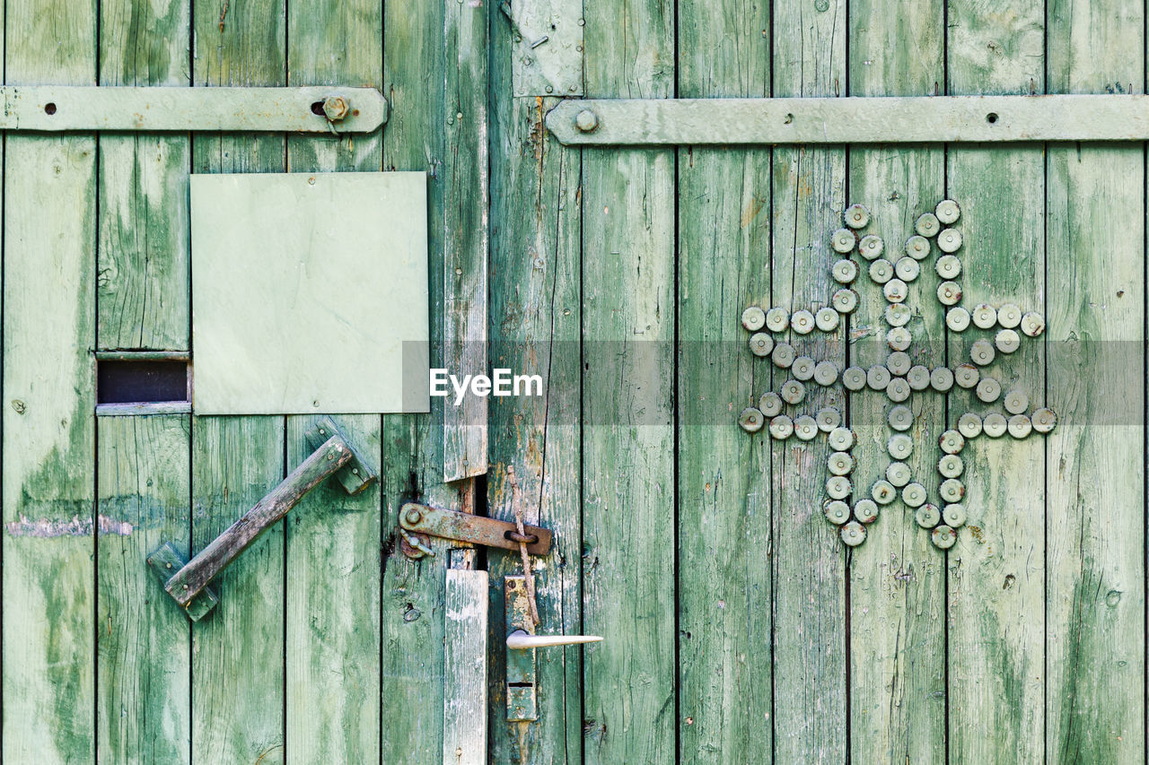 FULL FRAME SHOT OF RUSTY METAL DOOR