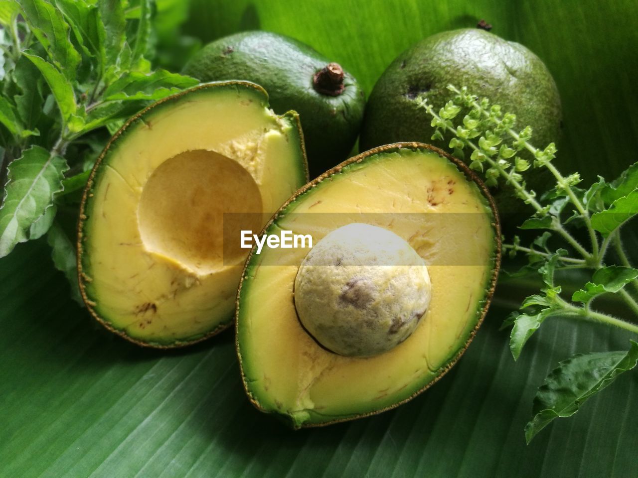 HIGH ANGLE VIEW OF FRUIT ON TABLE