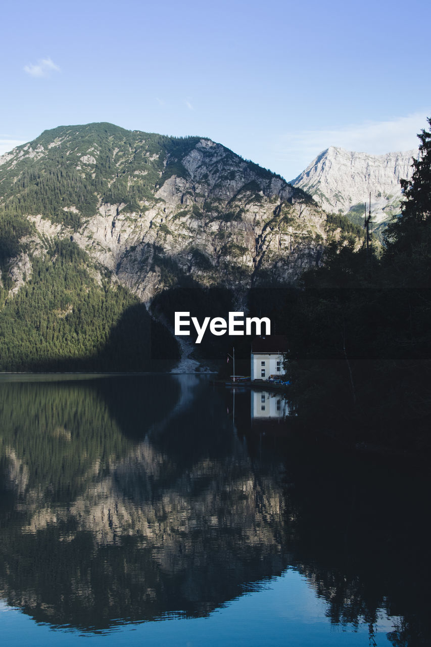 SCENIC VIEW OF LAKE AND MOUNTAIN AGAINST SKY