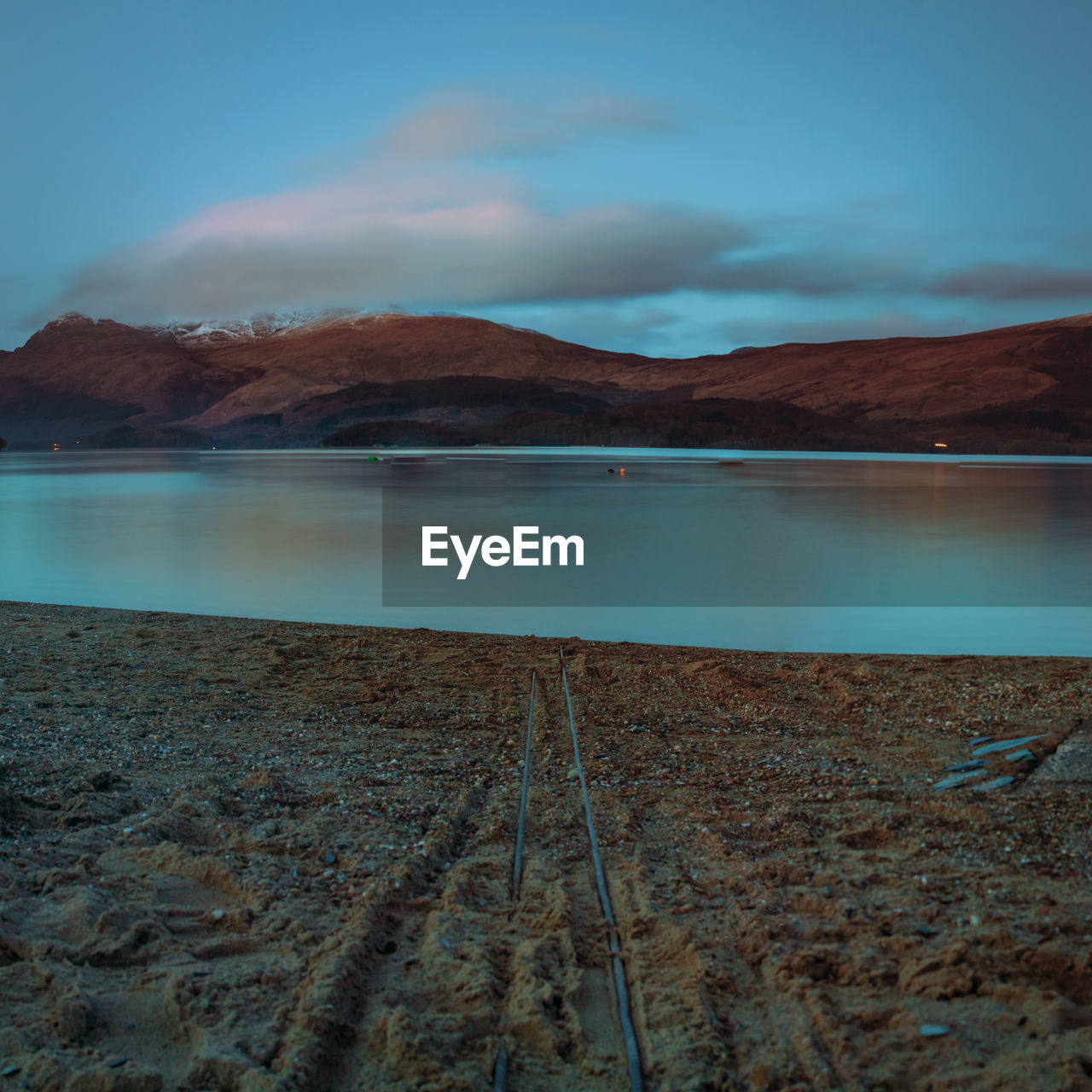 SCENIC VIEW OF LAKE AGAINST MOUNTAINS
