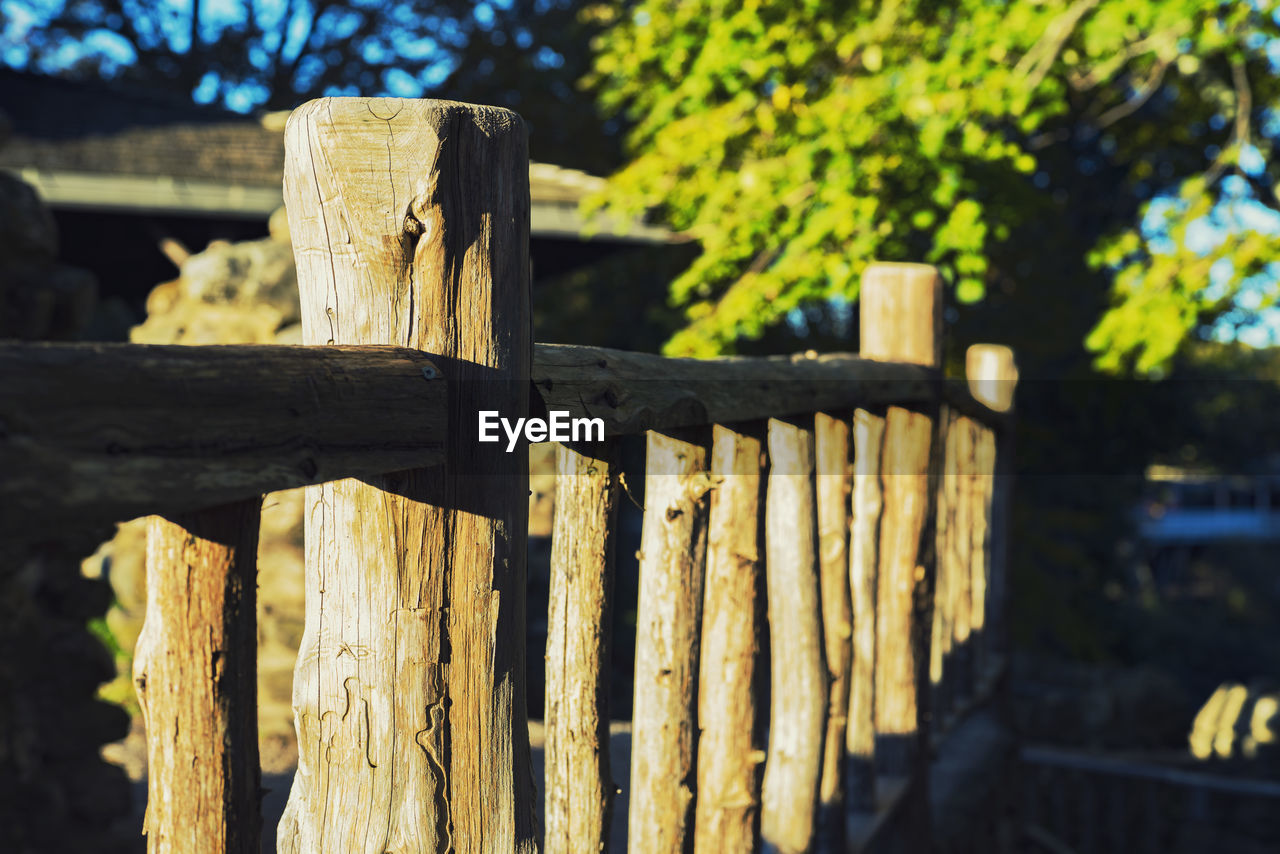 CLOSE-UP OF WOODEN FENCE