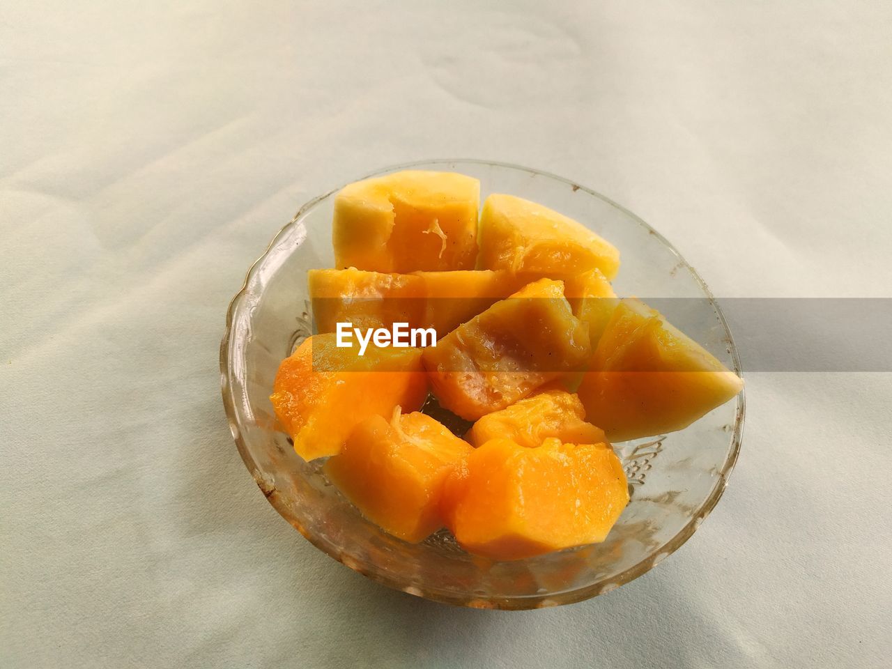 HIGH ANGLE VIEW OF ORANGE FRUIT IN PLATE