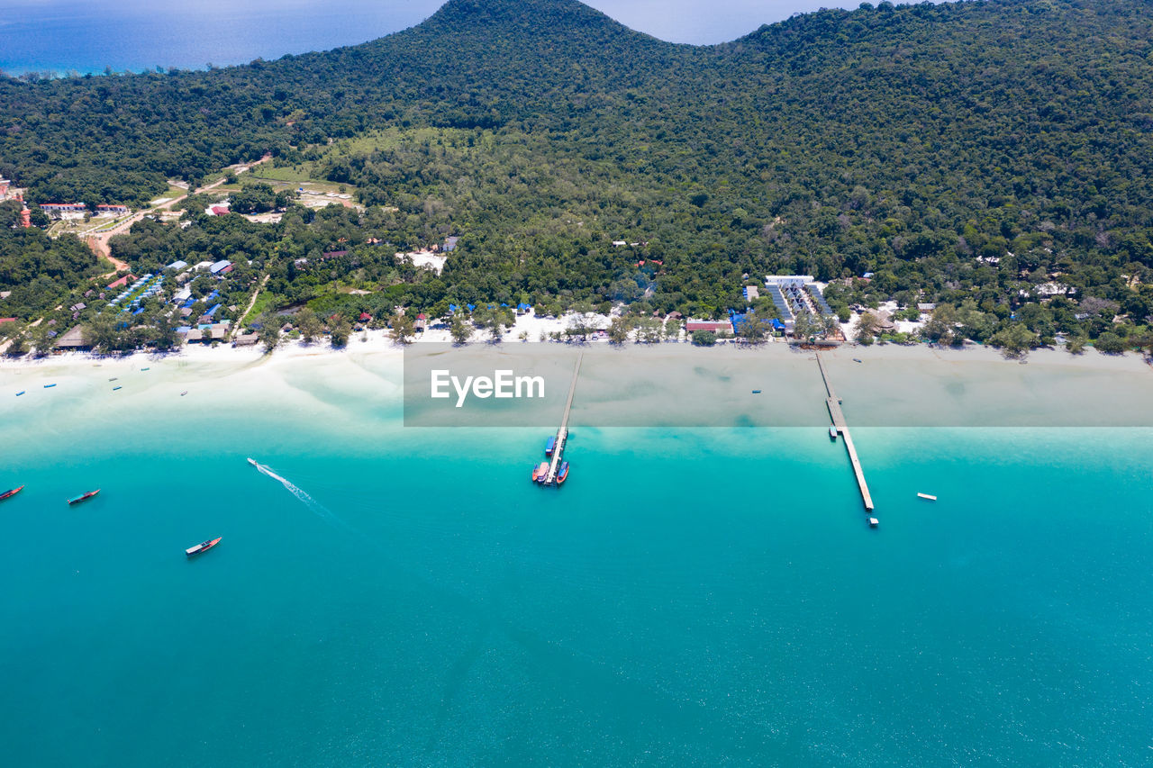 HIGH ANGLE VIEW OF SAILBOAT ON SEA