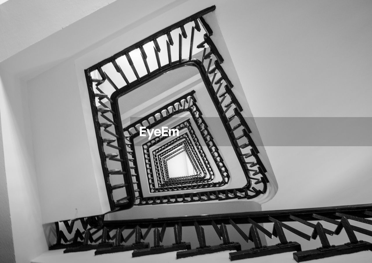 LOW ANGLE VIEW OF SPIRAL STAIRCASE OF STAIRCASES