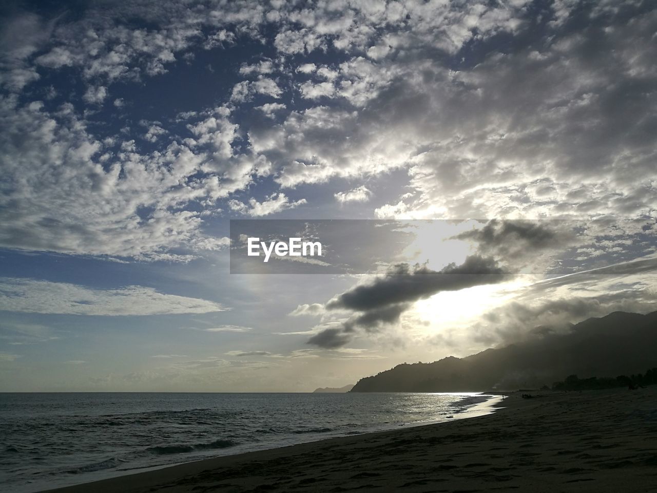 SCENIC VIEW OF SEA AGAINST SUNSET SKY