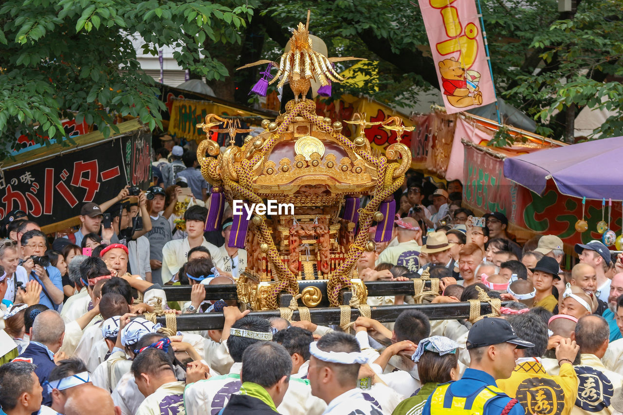 GROUP OF PEOPLE IN FRONT OF TRADITIONAL TEMPLE