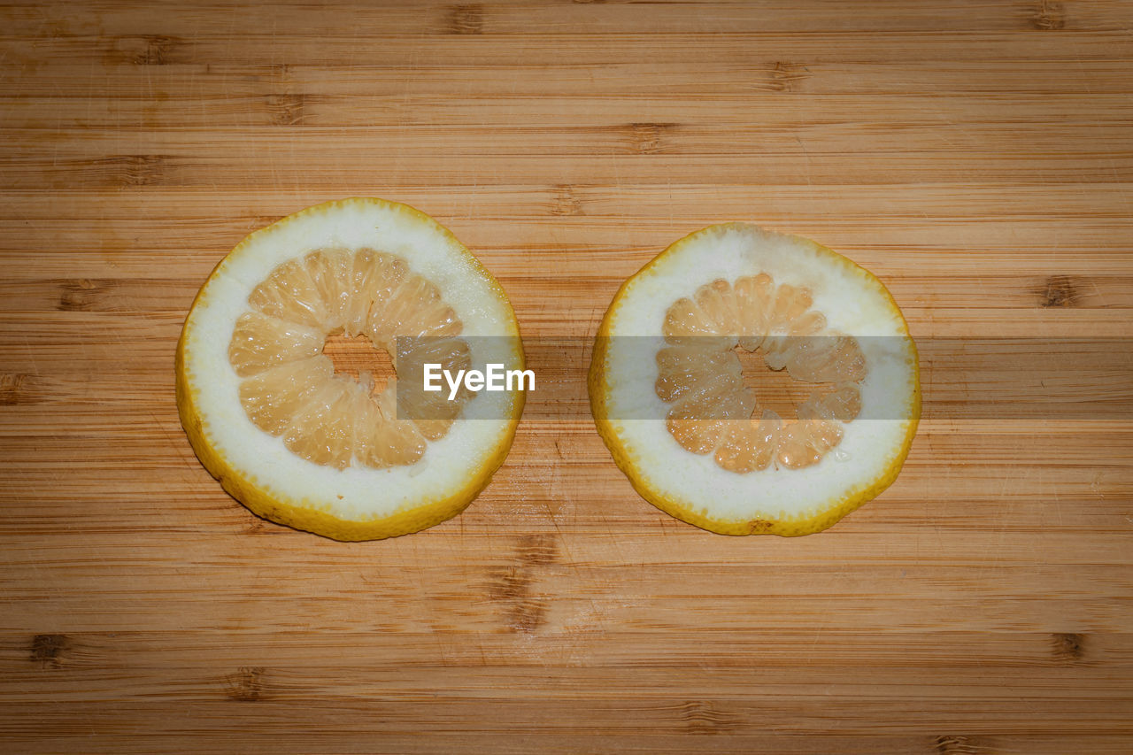 HIGH ANGLE VIEW OF FRUIT ON TABLE